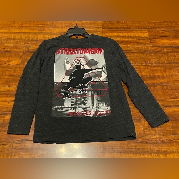 Yigga boys long sleeve T-Shirt is a size 146/152 US10. - Picture 4 of 5